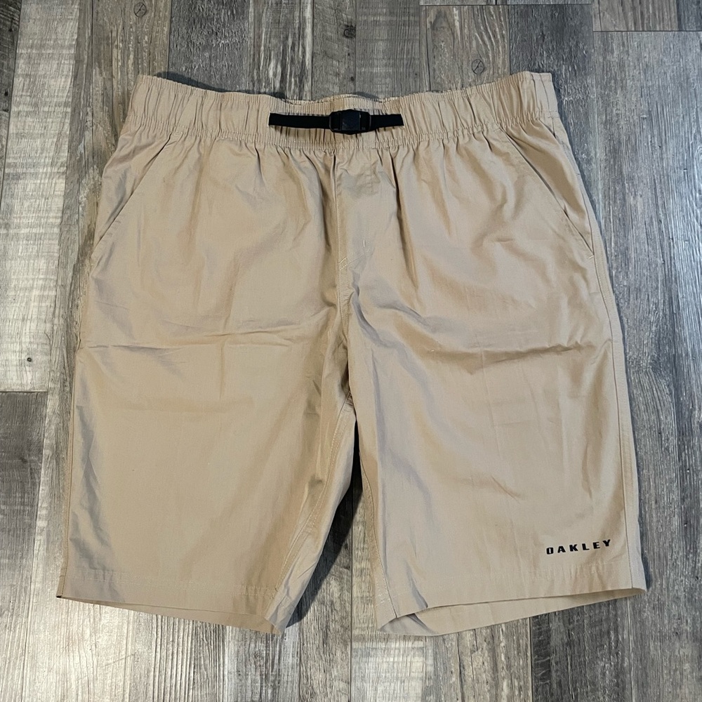 Oakley Men’s Khaki Shorts 🩳
